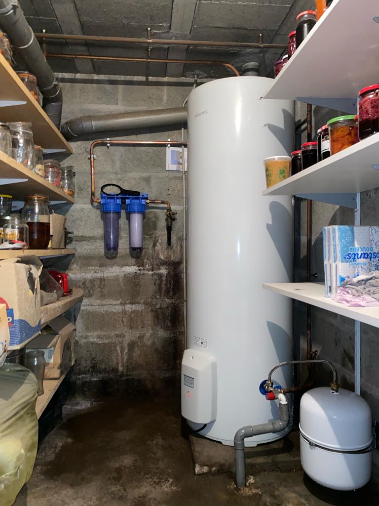 Ballon d’eau chaude et filtration installés dans une cave