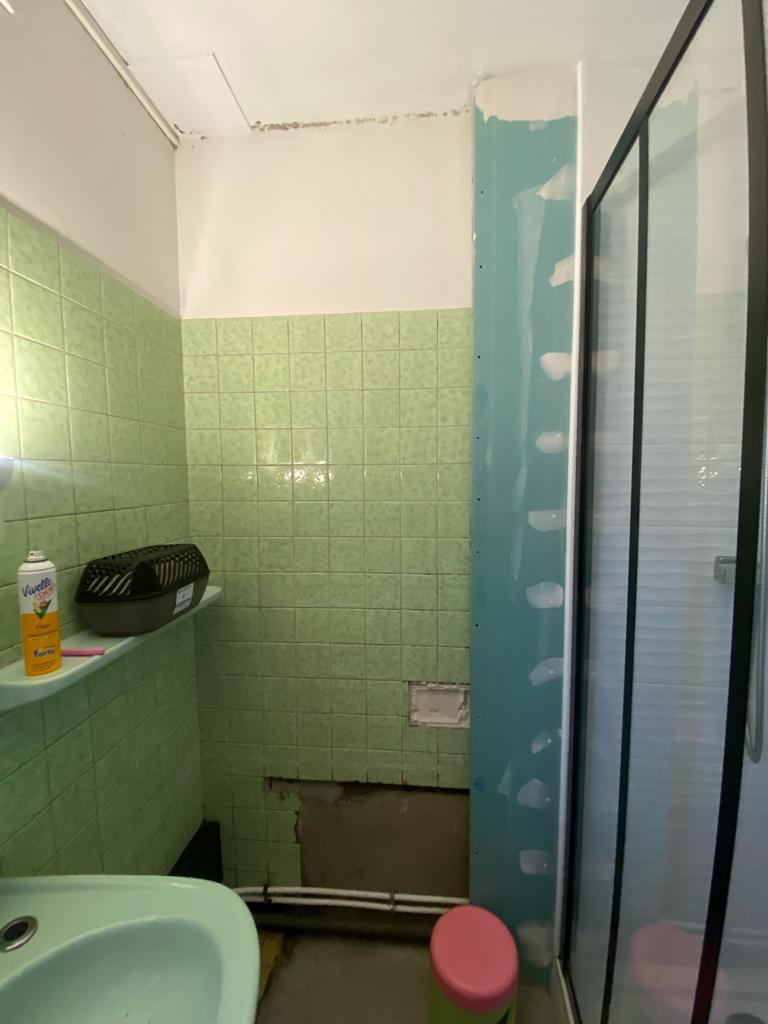 Ancienne salle d’eau carrelée avant travaux