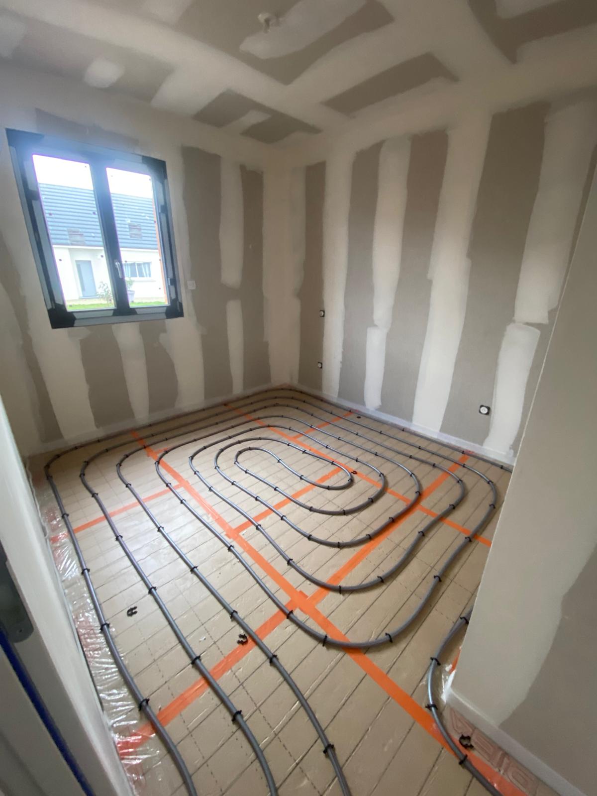 Boucles de plancher chauffant posées dans une chambre