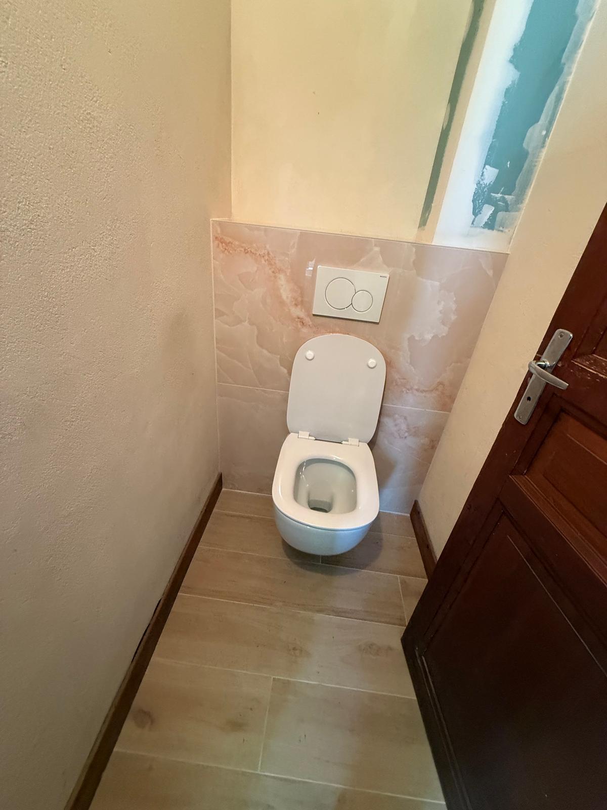 WC suspendu installé lors d’une rénovation sanitaire